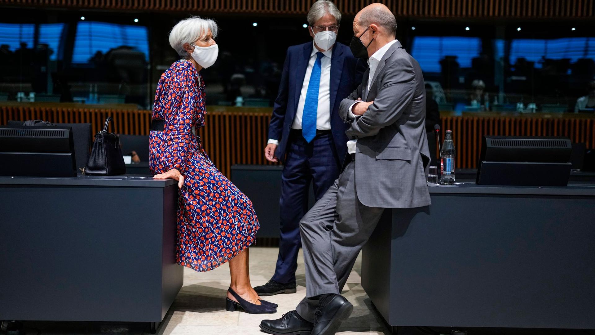Christine Lagarde, Präsidentin der Europäischen Zentralbank (EZB), im Gespräch mit Bundesfinanzminister Olaf Scholz (r) und EU-Finanzkommissar Paolo Gentiloni.