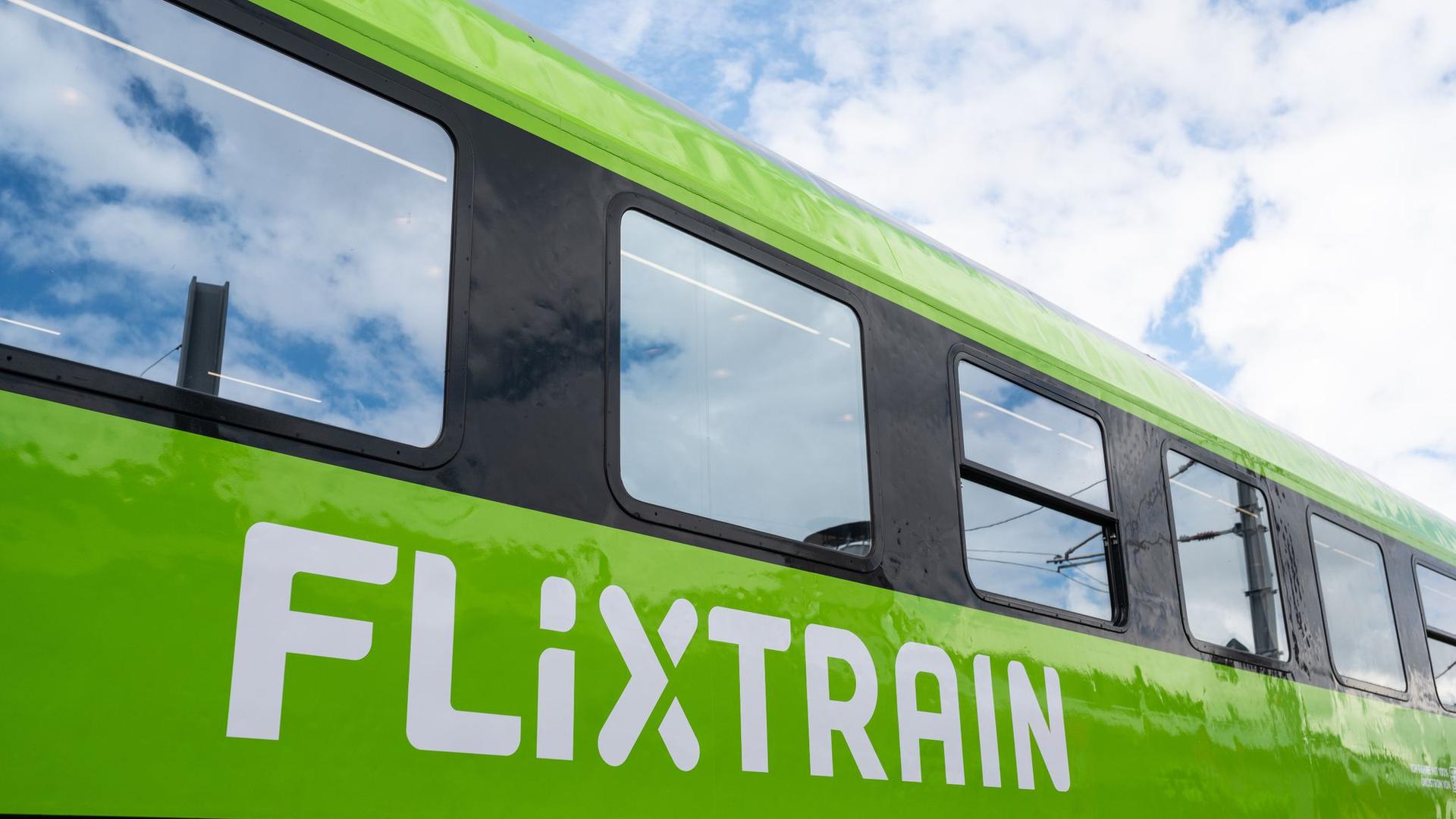 Ein Großraumwagen des Unternehmens Flixtrain.