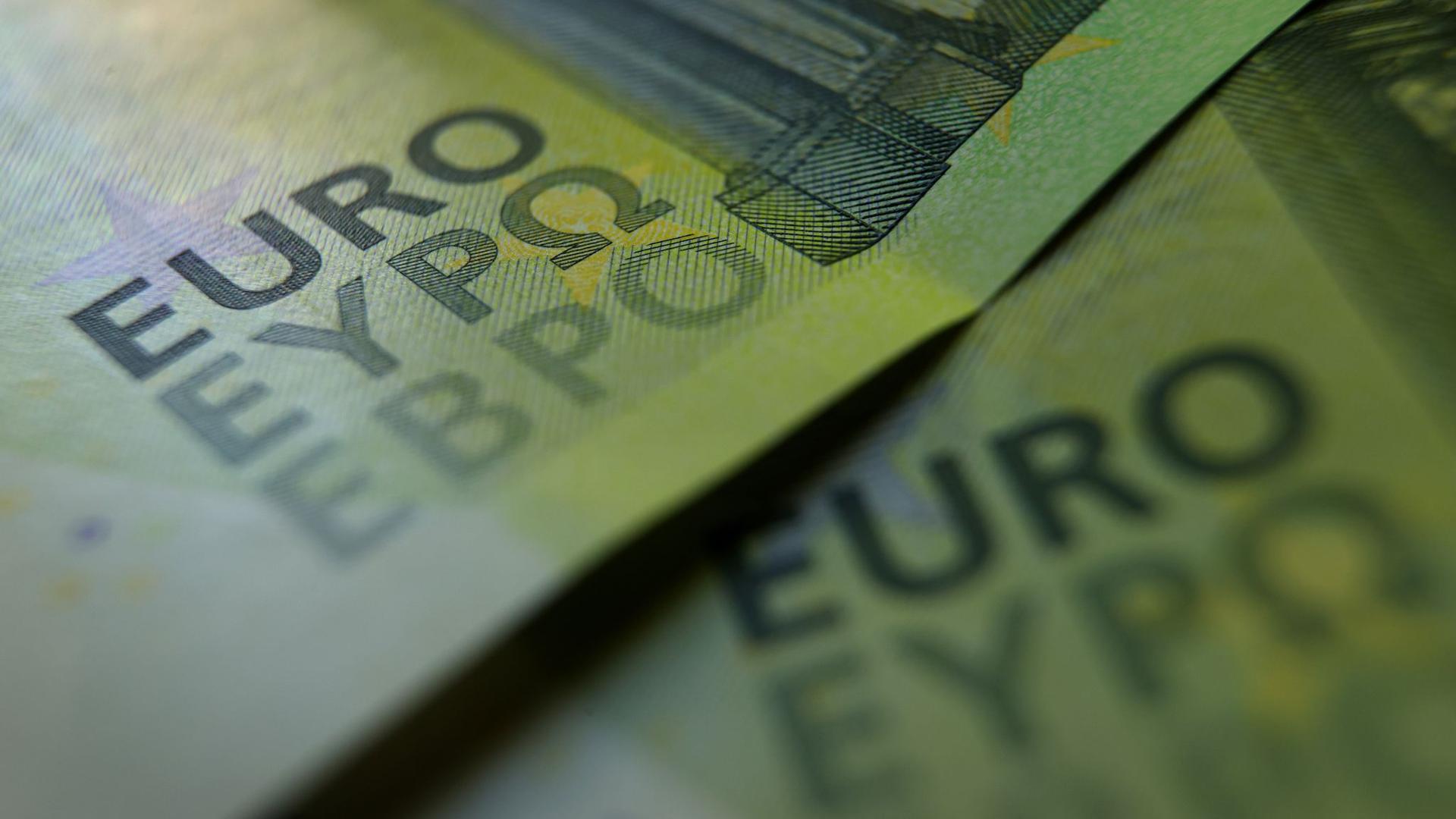 100-Euro-Banknoten liegen auf einem Tisch.