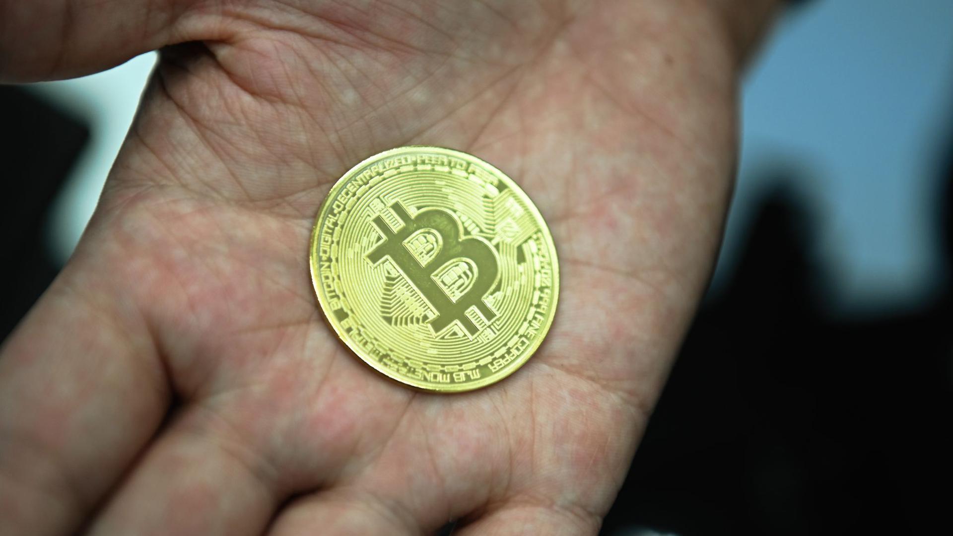 Münze mit Bitcoin-Logo: Der Kurs der Kryptowährung hat erneut nachgegeben.