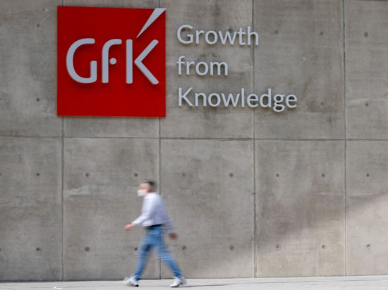 Das Logo des Nürnberger Konsumforschungsunternehmens GfK am Sitz des Unternehmens.