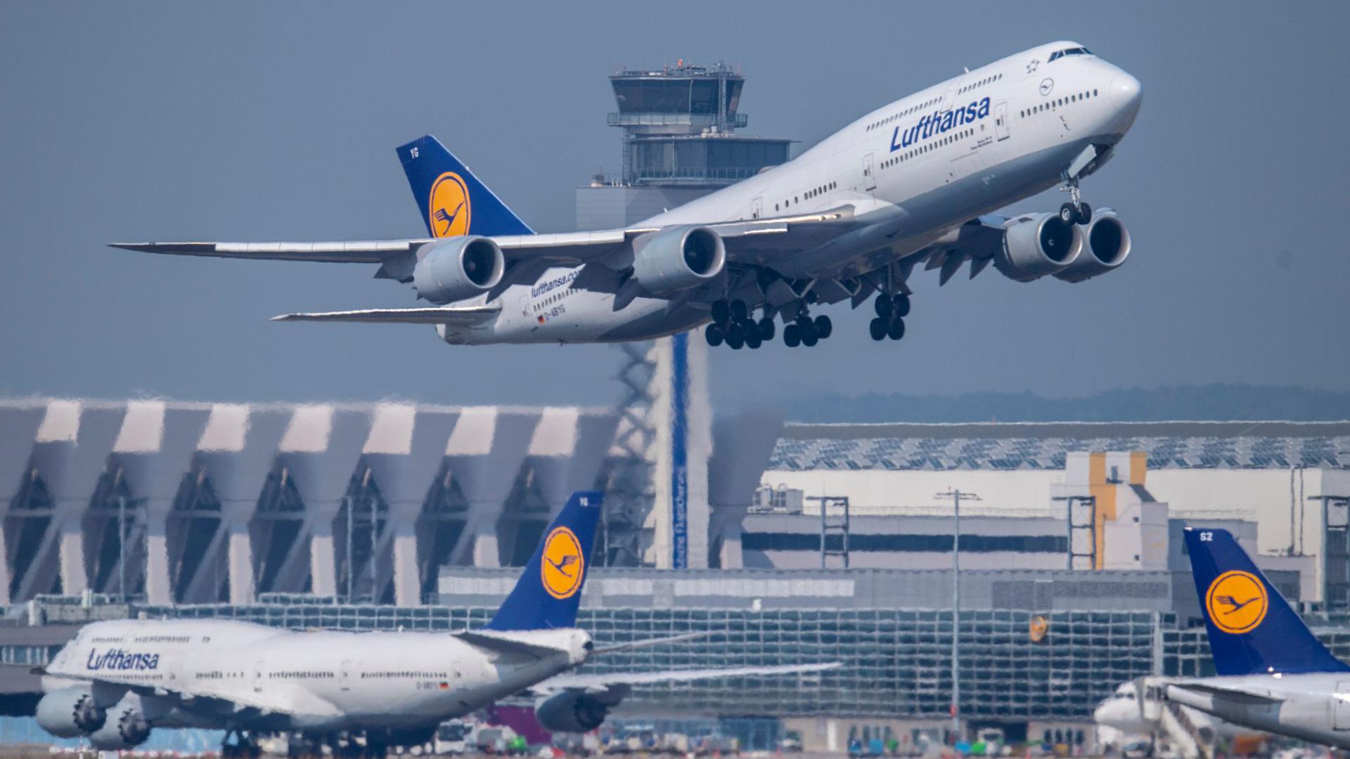 Eine Passagiermaschine vom Typ Boeing 747 der Lufthansa startet auf dem Flughafen Frankfurt/Main. Die Lufthansa erlebt derzeit „ein Comeback der Dienstreise“.