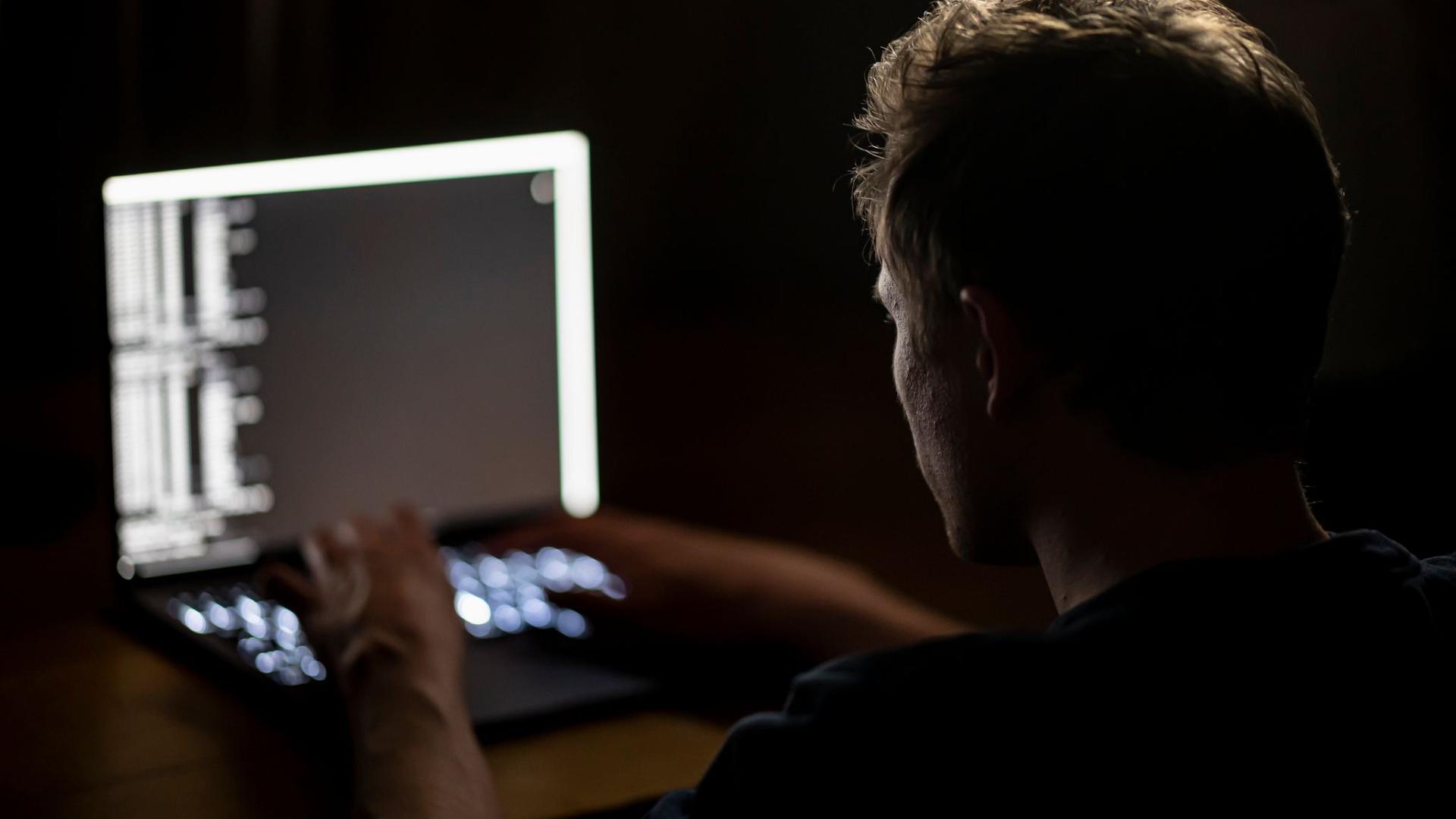 Ein Mann schreibt auf der Tastatur eines Laptops (Symbolbild). Attacken mit Erpressungs-Software hatten zuletzt wiederholt für Schlagzeilen gesorgt.