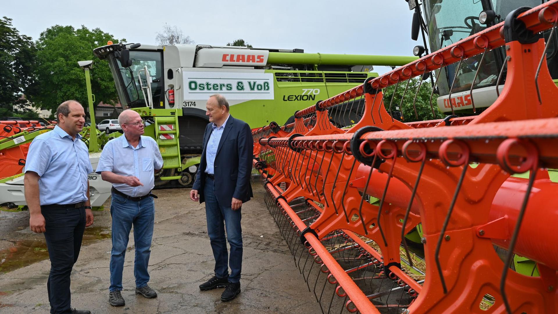 Heiko Terno (l-r), Vize-Präsident des Landesbauernverbandes Brandenburg, Dirk Peters, Geschäftsführer Agro-Farm GmbH Nauen und Joachim Rukwied, Präsident des Deutschen Bauernverbandes, gaben ihrer Ernteprognose ab.