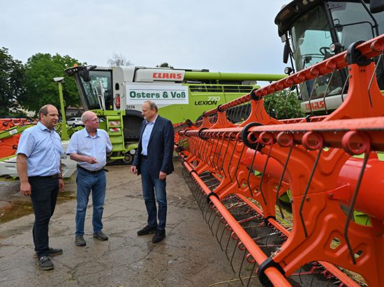 Heiko Terno (l-r), Vize-Präsident des Landesbauernverbandes Brandenburg, Dirk Peters, Geschäftsführer Agro-Farm GmbH Nauen und Joachim Rukwied, Präsident des Deutschen Bauernverbandes, gaben ihrer Ernteprognose ab.