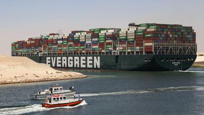 Das Containerschiff „Ever Given“ im Suezkanal.