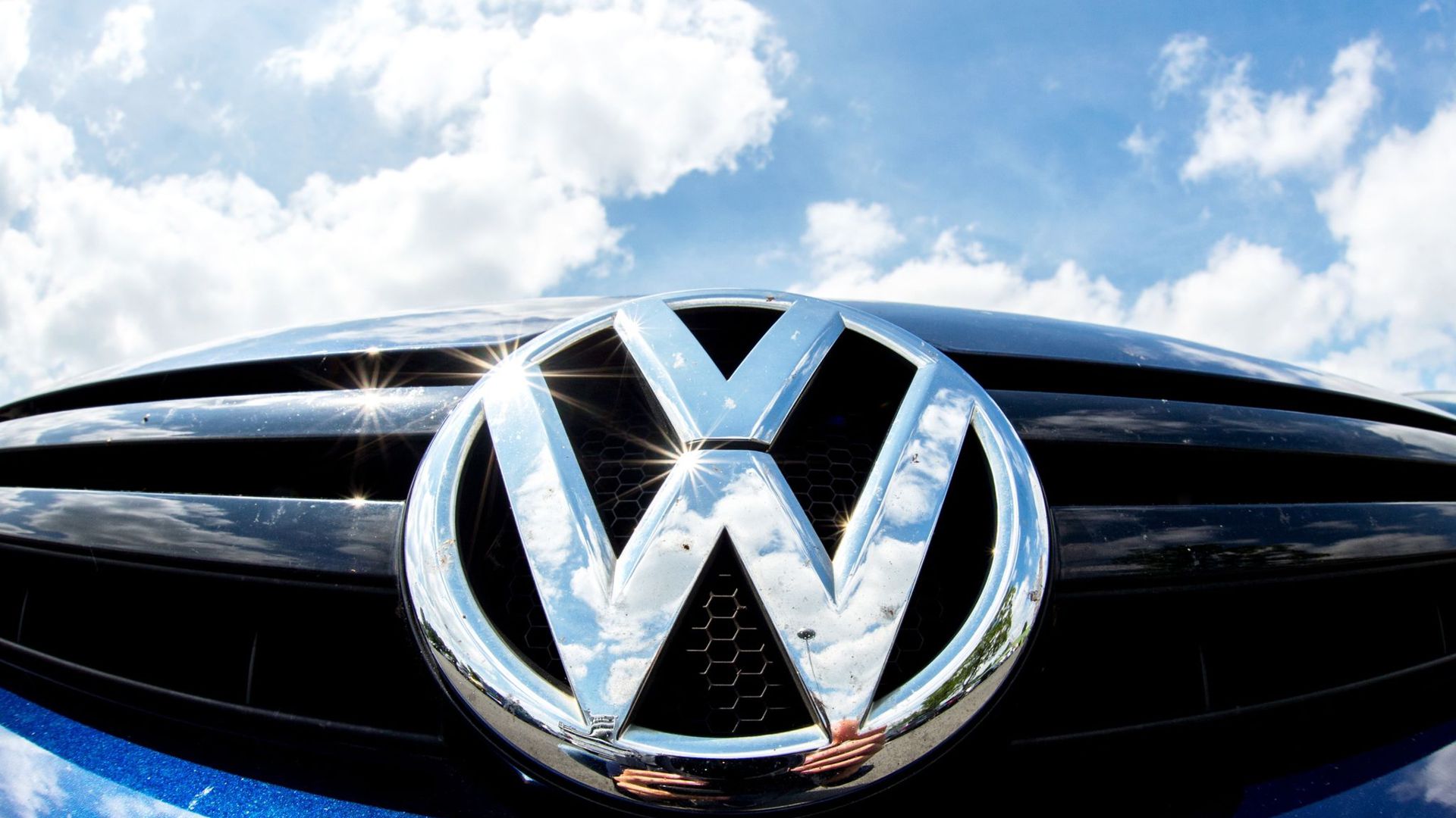 Das Volkswagen-Logo glänzt in der Sonne. Die insgesamt wieder deutlich anziehenden Verkäufe haben den Volkswagen-Konzern im ersten Halbjahr voraussichtlich endgültig aus dem Corona-Absatztief Mitte 2020 gezogen.