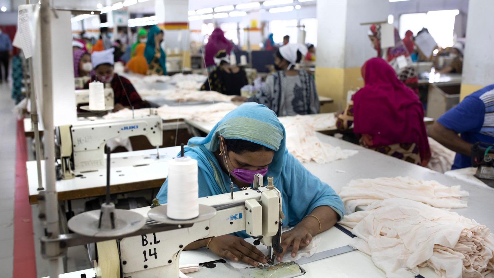 Frauen arbeiten in einer Textilfabrik. Gewerkschaften und NGOs warnen, dass sich die Situation von Arbeiterinnen in Textilfabriken in Bangladesch künftig wieder verschlechtern könnte.