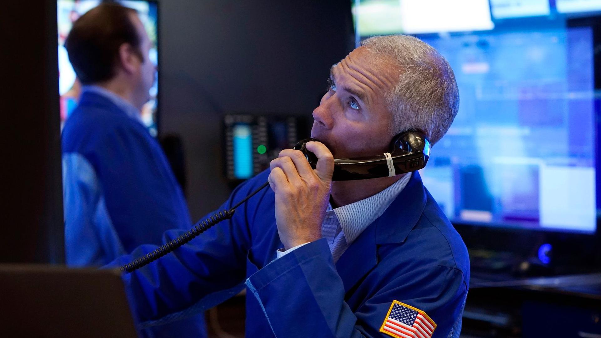 Der Börsenhändler Timothy Nick arbeitet auf dem Parkett der New York Stock Exchange. Die US-Aktienmärkte haben die neue Woche mit weiteren Rekordhochs eingeläutet.