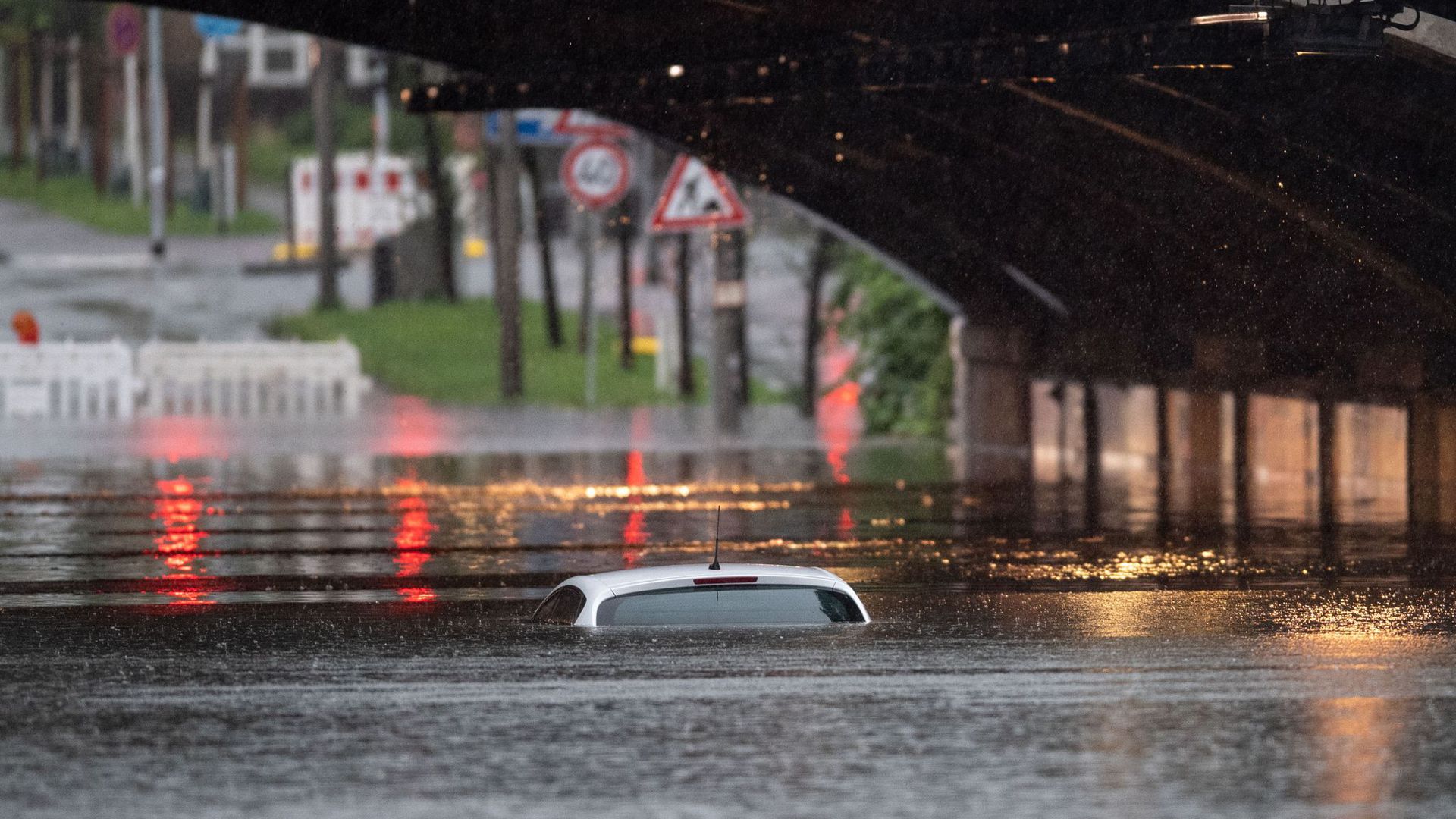 Schätzungen zufolge sind rund 40.000 Kraftfahrzeuge durch die Fluten beschädigt oder zerstört worden.