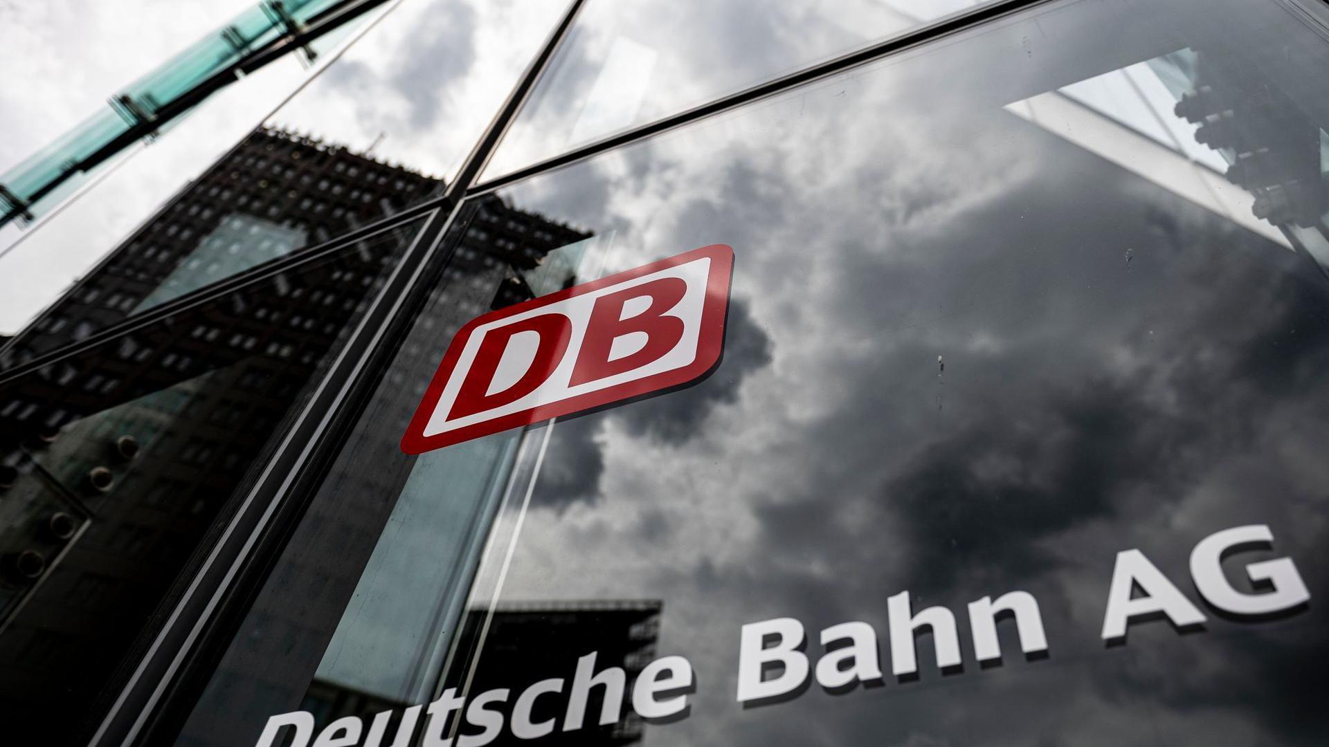 Die Deutsche Bahn nähert sich nach eigenen Angaben bei der Auslastung der Fernzüge langsam wieder dem Vorkrisenniveau.