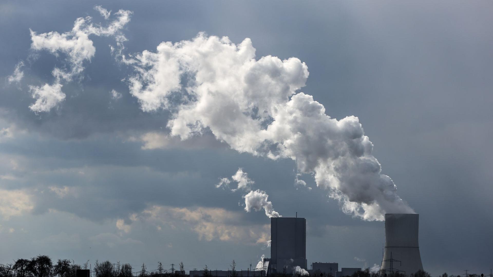Das Kraftwerk Lippendorf in Sachsen. Kraftwerke und andere Industrieanlagen müssen pro Tonne ausgestoßenem CO2 ein Zertifikat bei der Emissionshandelsstelle abgeben.