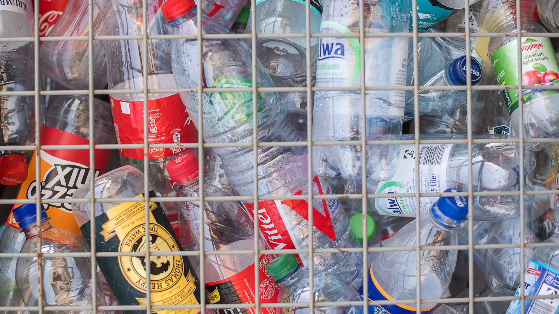 Kunststoff aus recycelten Flaschen soll vom kommenden Jahr an bei Continental für die Pkw-Reifenherstellung genutzt werden.