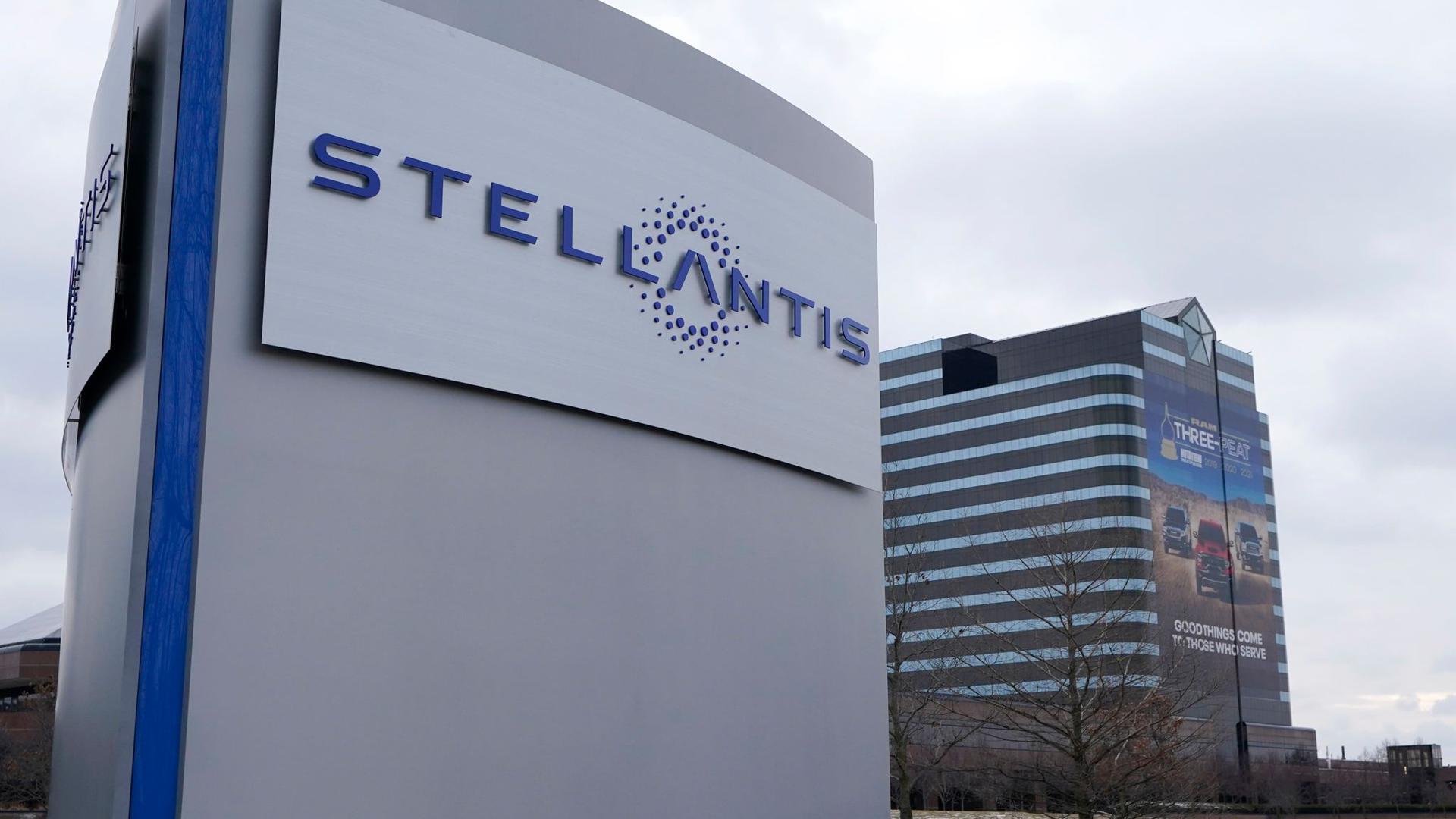 Das Stellantis-Schild steht vor dem Chrysler Technology Center in Auburn Hills.