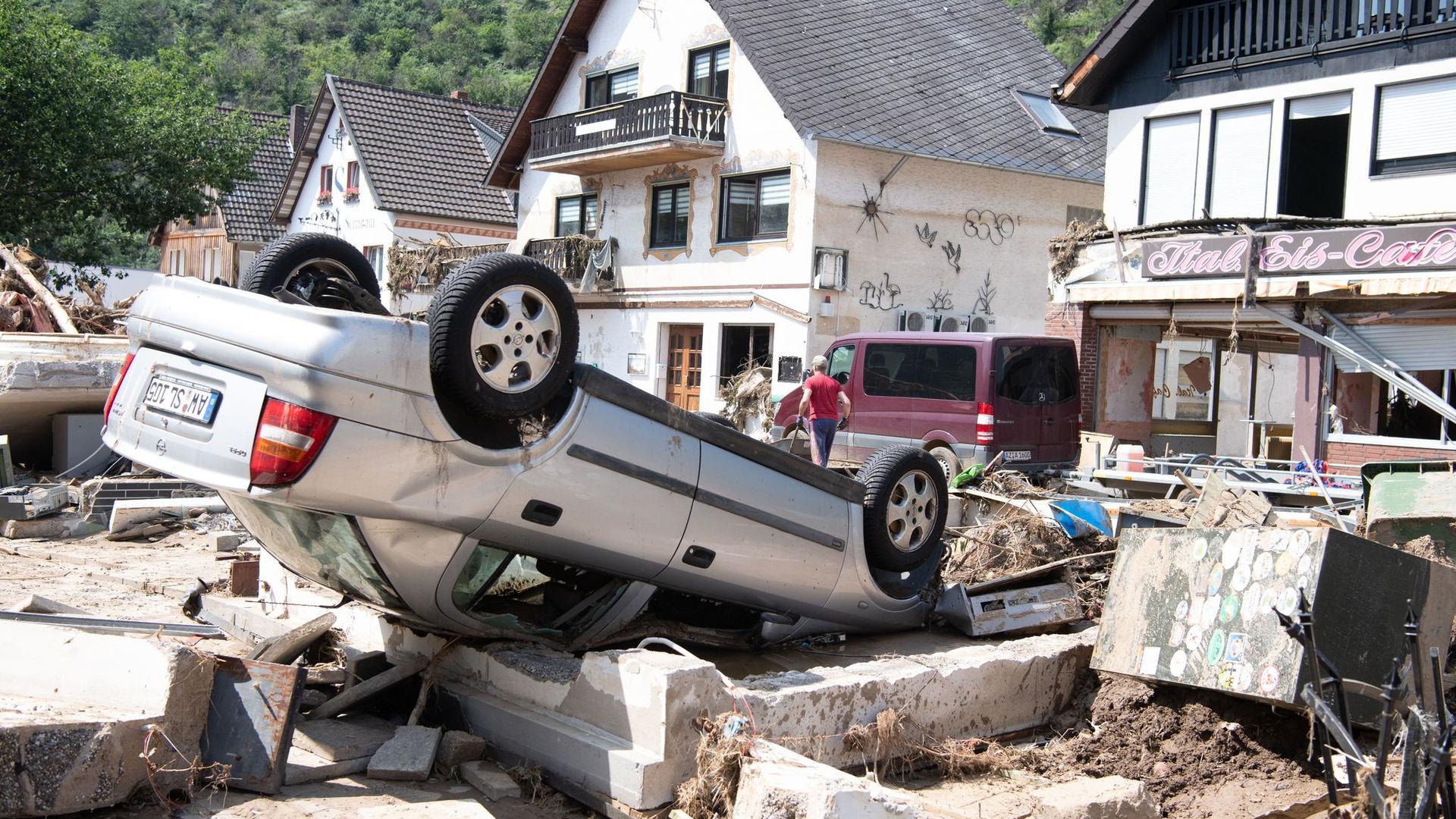 Ein von der Flut mitgerissenes Auto liegt in der Stadtmitte von Altenahr. Zahlreiche Häuser in dem Ort wurden komplett zerstört oder stark beschädigt.