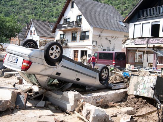 Ein von der Flut mitgerissenes Auto liegt in der Stadtmitte von Altenahr. Zahlreiche Häuser in dem Ort wurden komplett zerstört oder stark beschädigt.