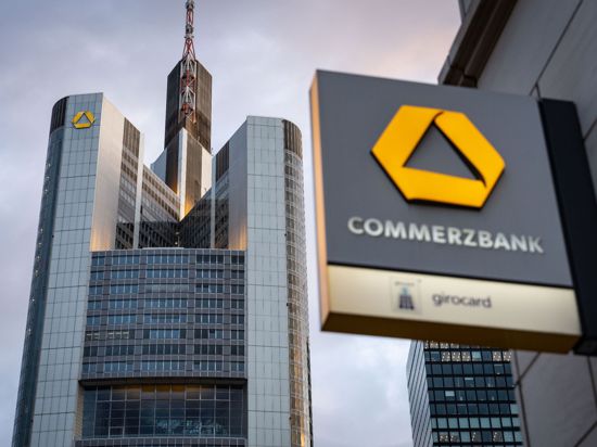 Das Logo der Commerzbank ist an einer Filiale in Sichtweite der Zentrale angebracht.