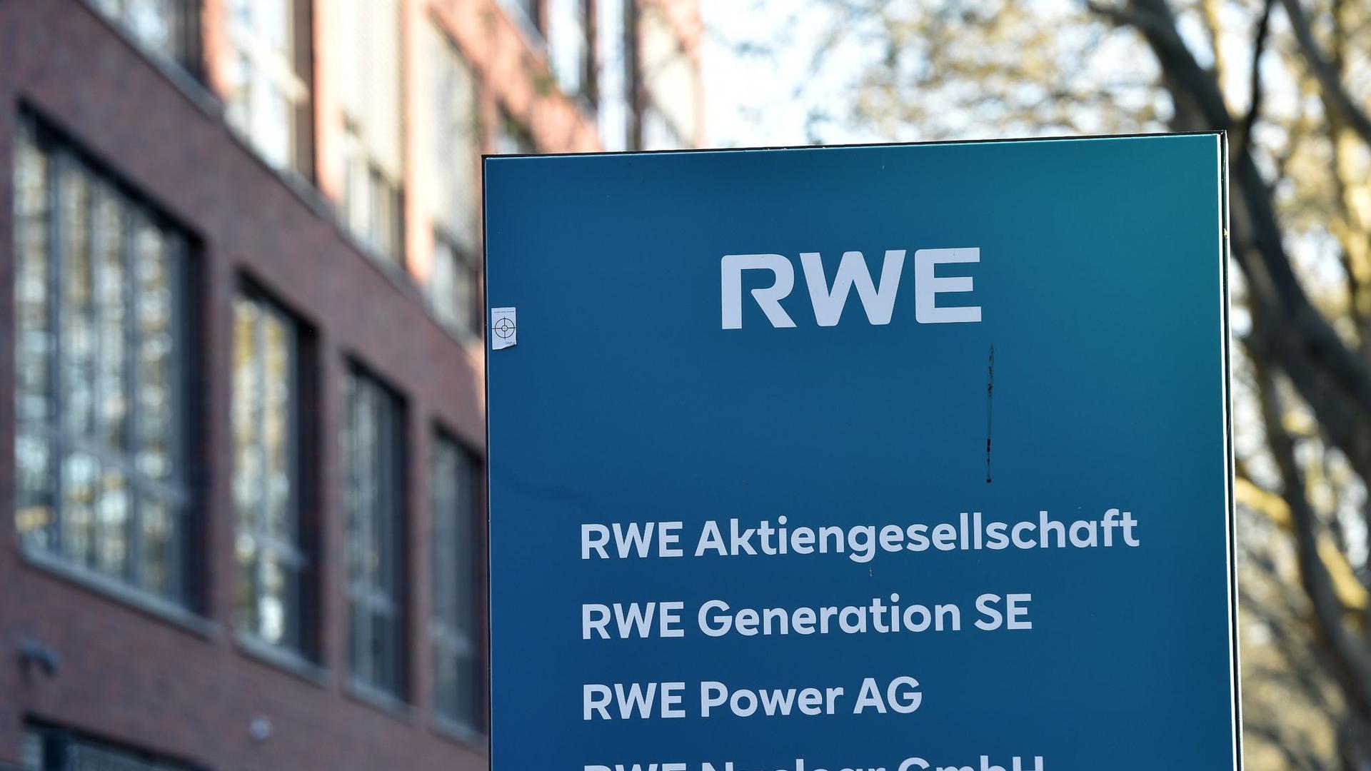 Ein Schild mit dem RWE Logo steht vor der RWE Konzernzentrale in Essen.