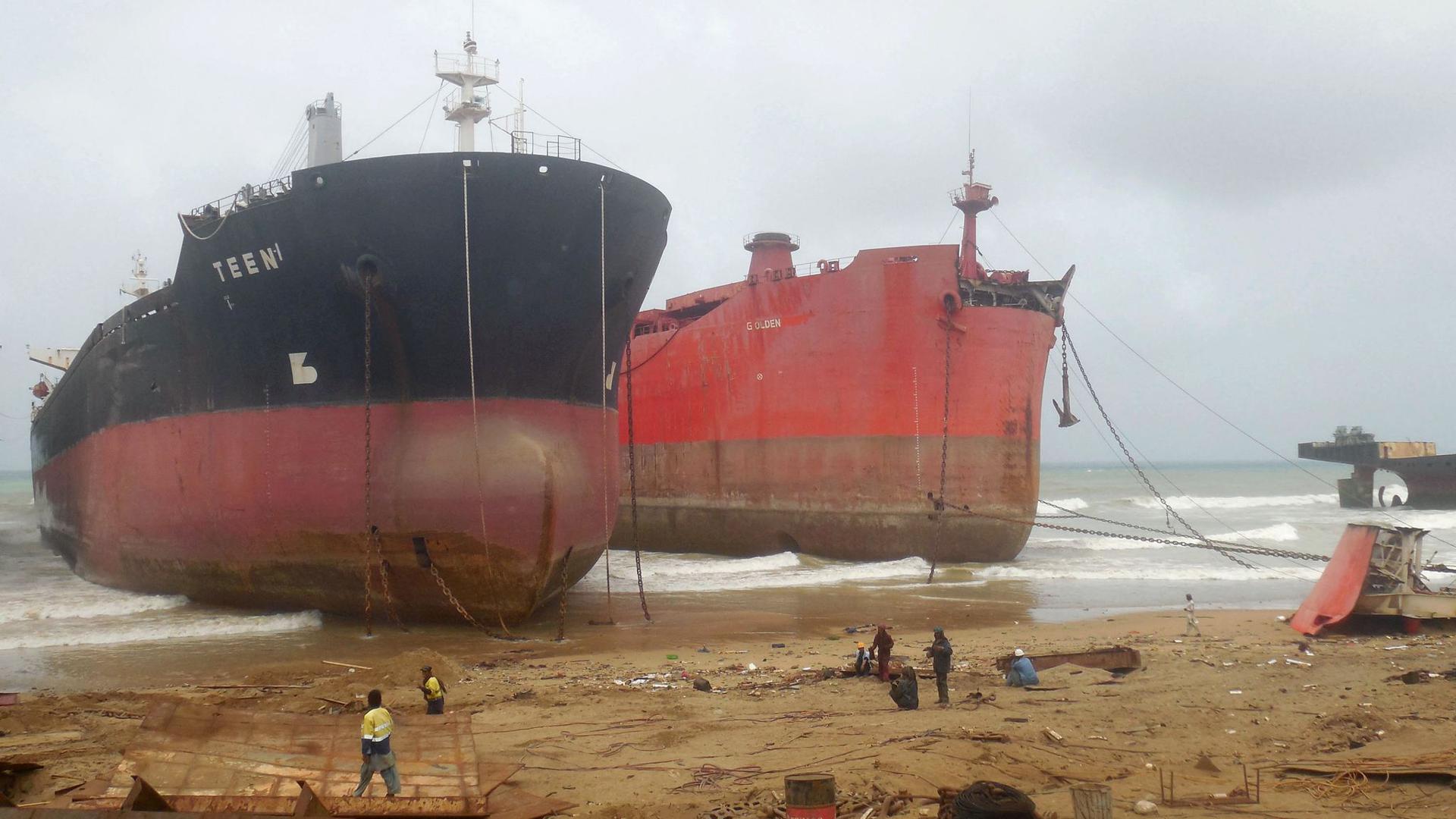 Große Schiffe wurden an der Küste vor Gadani in Pakistan auf Grund gesetzt, damit sie abgewrackt werden können.