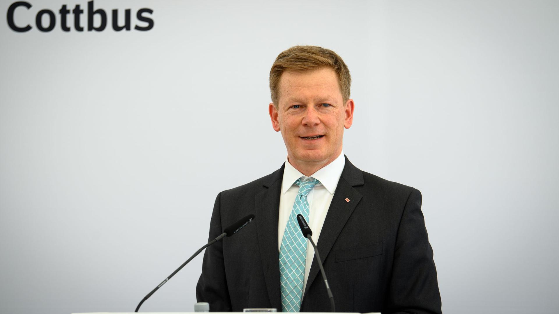 Vorstandsvorsitzender der Deutschen Bahn, Richard Lutz, hat den Umgangston im Tarifkonflikt mit der GDL kritisiert.