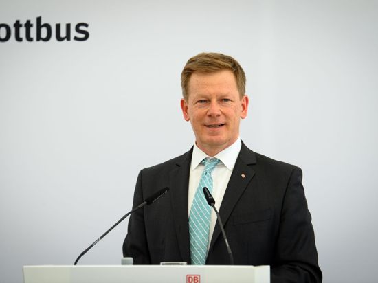 Vorstandsvorsitzender der Deutschen Bahn, Richard Lutz, hat den Umgangston im Tarifkonflikt mit der GDL kritisiert.