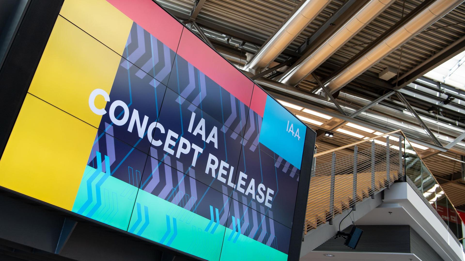 Ein Monitor auf dem Gelände der Messe München während einer Pressekonferenz zur Vorstellung des Konzeptes für die Internationale Automobilausstellung (IAA) 2021 zu sehen.