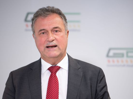 Claus Weselsky, Vorsitzender der Gewerkschaft Deutscher Lokomotivführer (GDL), spricht während einer Pressekonferenz.