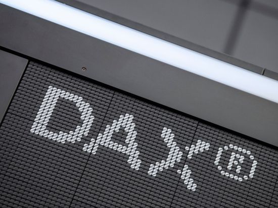 Der Schriftzug „DAX“ ist im Handelssaal der Deutschen Börse in Frankfurt zu sehen.