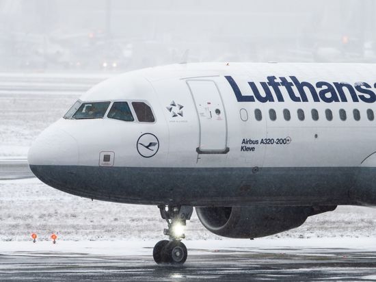 Ein Airbus A320 der Fluggesellschaft Lufthansa rollt auf dem Frankfurter Flughafen zum Enteisen. (Archivbild)
