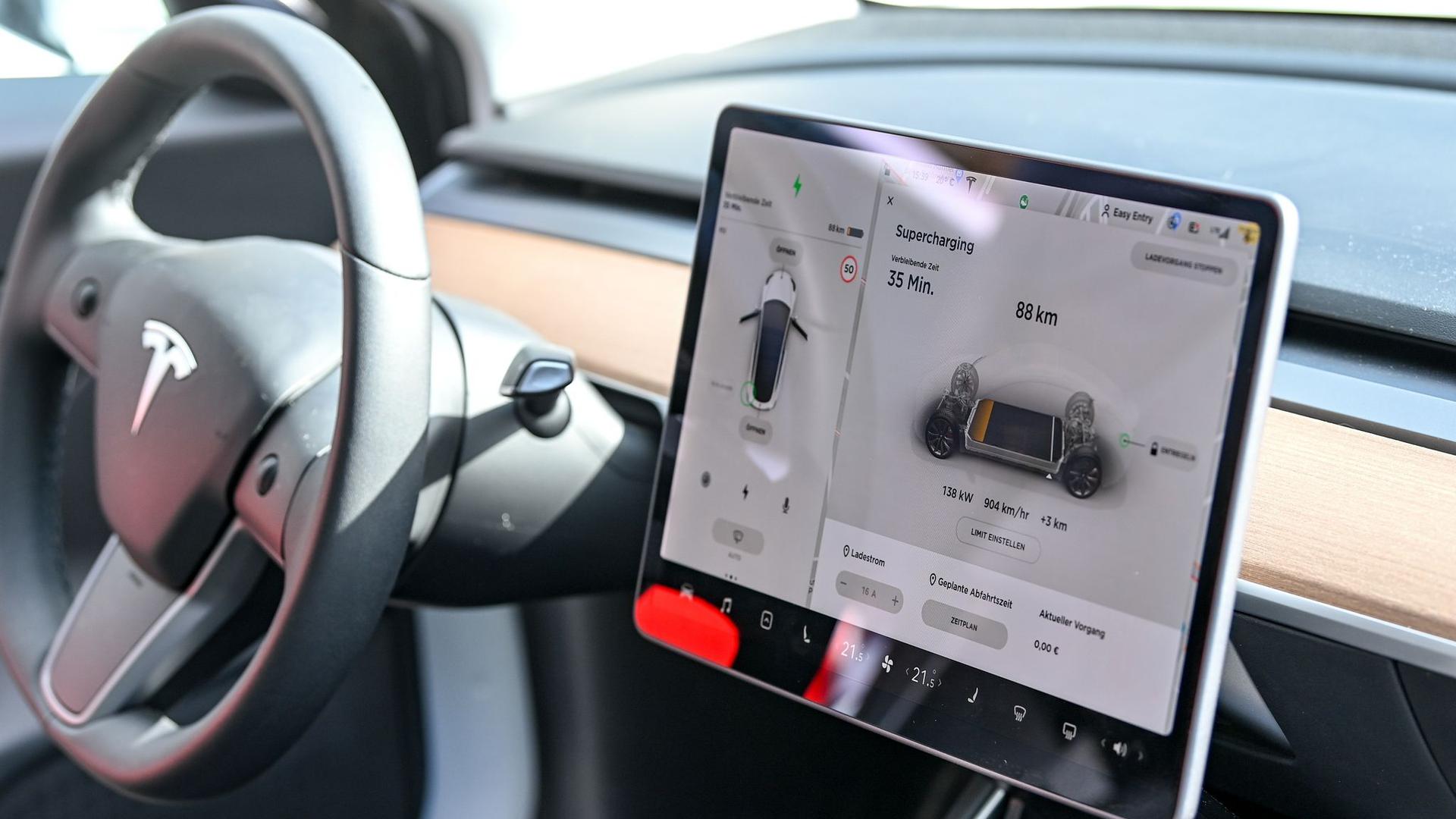 Auf einem Display im Cockpit eines Tesla ist das Ladeprogramm zu sehen