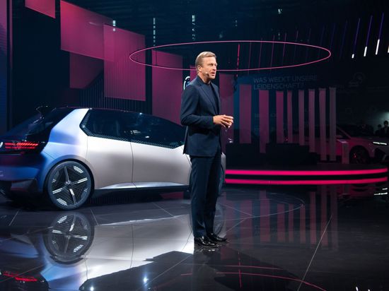 Oliver Zipse, Vorstandsvorsitzender der BMW AG, präsentiert vor Beginn der IAA Mobility den „BMW i Vision Circular“.
