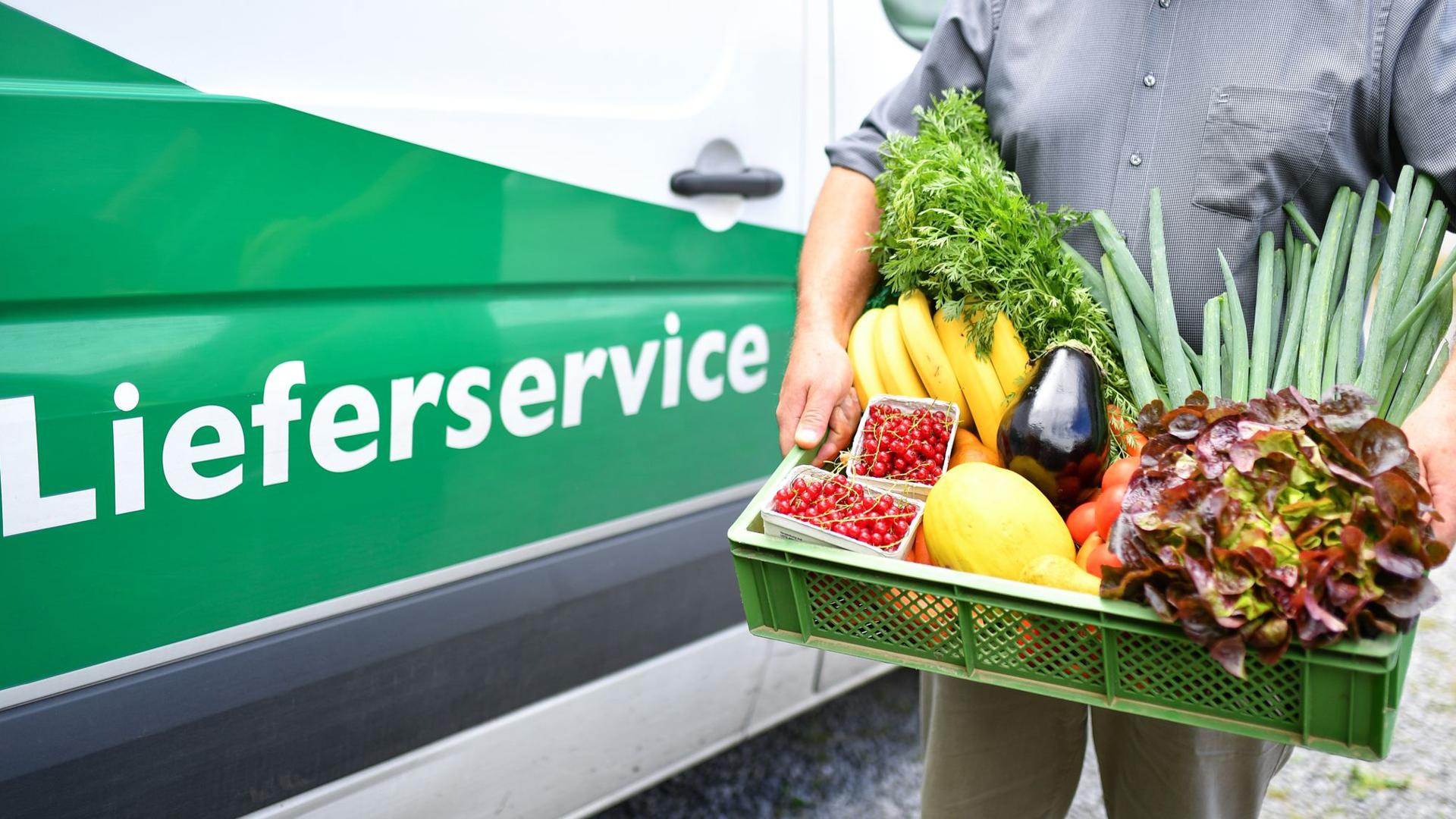 Lieferung einer „Bio-Kiste“ mit Gemüse und Obst aus biologischem Anbau.