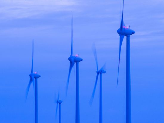 Windkraftanlagen drehen sich in Mecklenburg-Vorpommern.