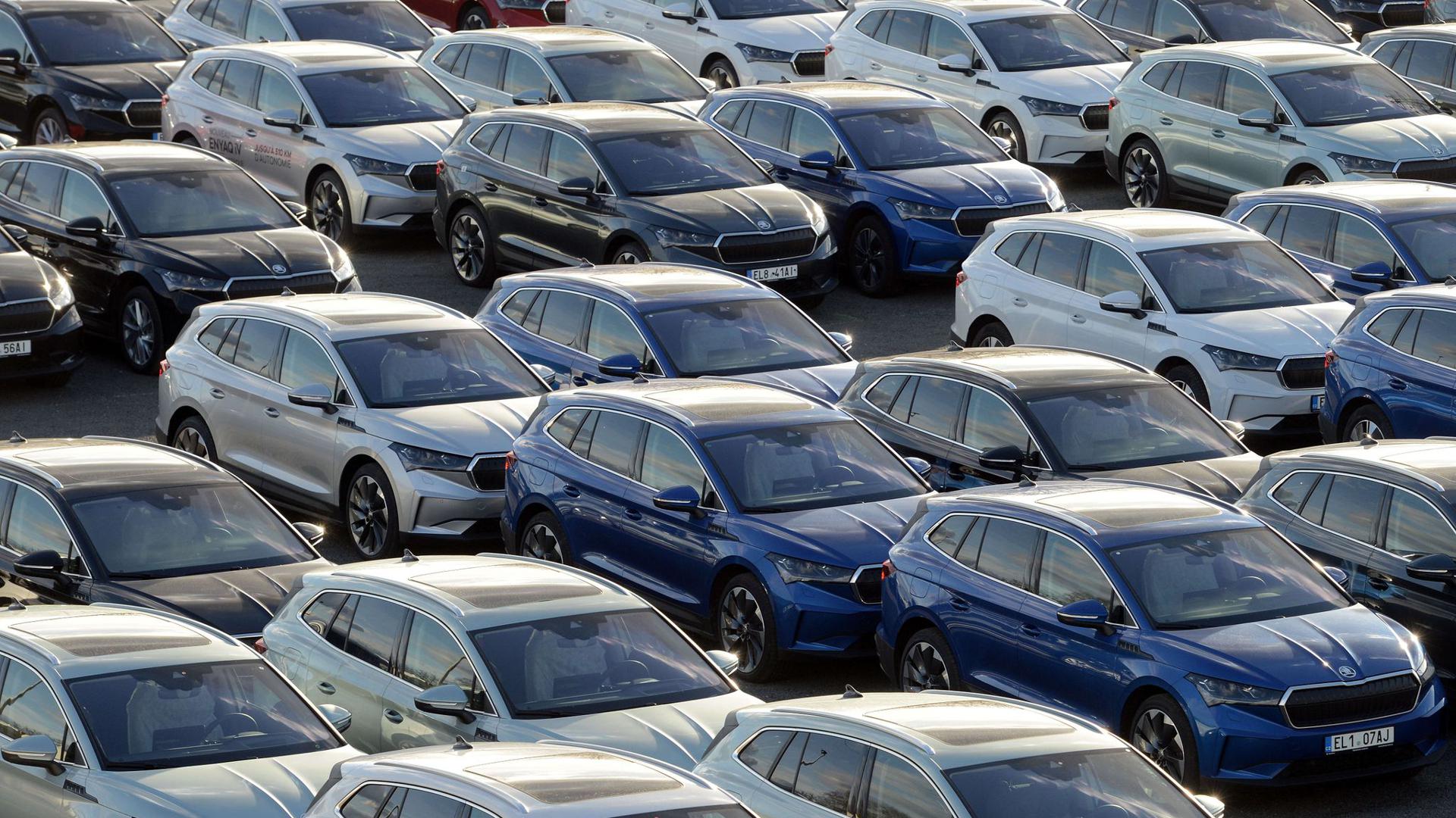Die Volkswagen-Tochter Skoda kann nach den Worten von Spartenchef Thomas Schäfer wegen fehlender Halbleiter in diesem Jahr 100.000 Autos nicht bauen.