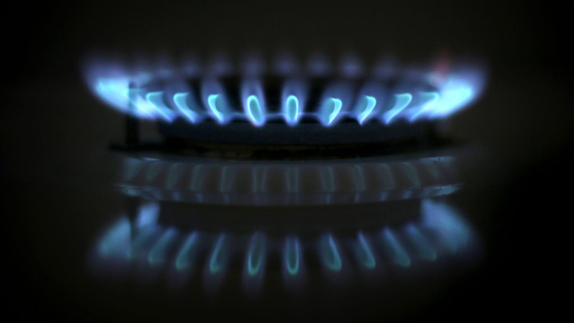 Die Gaslieferungen für den kommenden Winter seien gesichert, so die Bundesregierung. Gleichzeitig müssen sich Verbraucher mit hohen Preisen oder gekündigten Verträgen arrangieren.