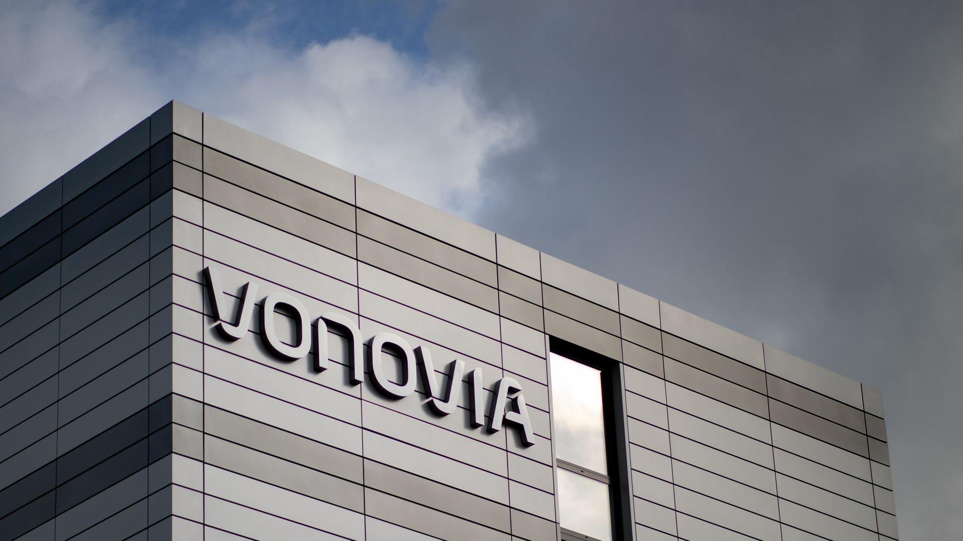 Im dritten Anlauf ist Deutschlands größter Wohnungskonzern Vonovia bei der milliardenschweren Übernahme des Konkurrenten Deutsche Wohnen am Ziel.