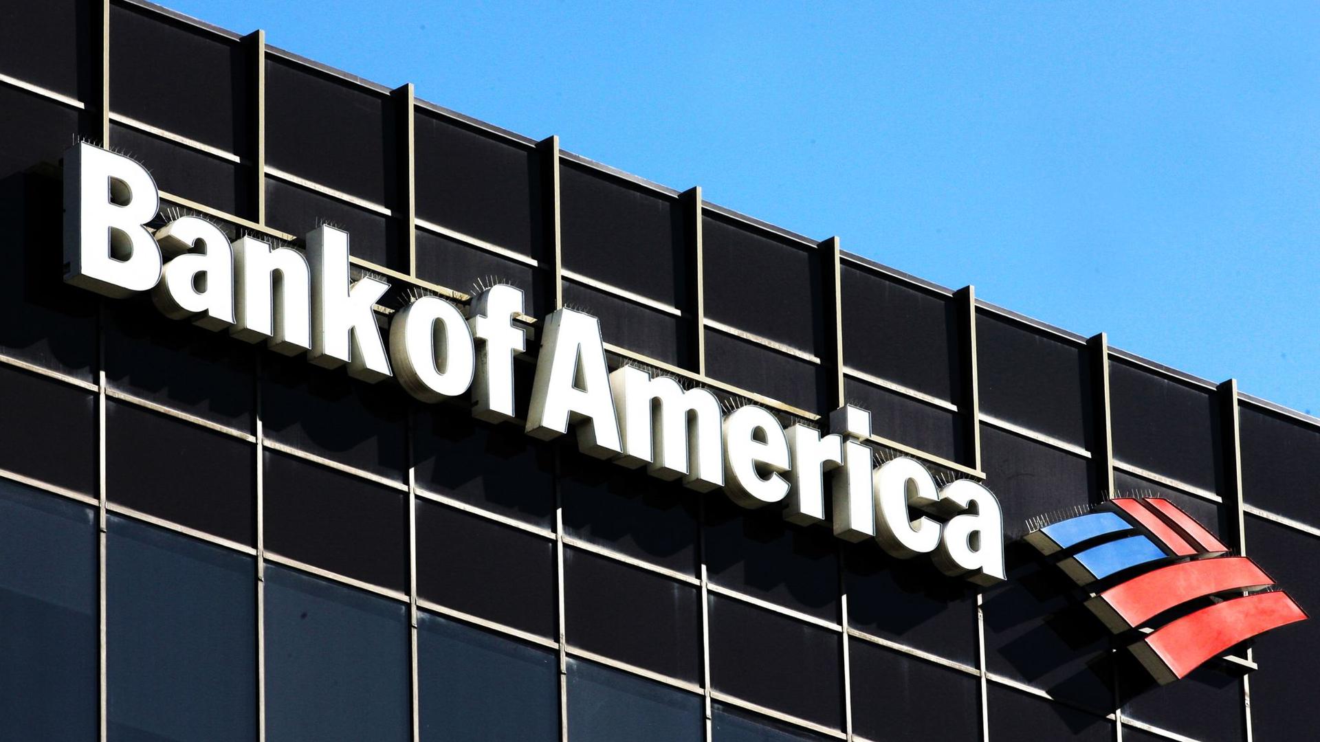 Das Logo der Bank of America ist auf der Fassade eines Gebäudes in Los Angeles zu sehen. Nach der größten US-Bank JPMorgan nun weitere wichtige Geldhäuser - darunter Bank of America - kräftige Gewinnsprünge gemeldet.