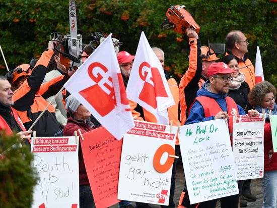 Mitglieder der Gewerkschaft Erziehung und Wissenschaft (GEW) und IG BAU demonstrieren am Rande der zweiten Verhandlungsrunde im Tarifkonflikt des Öffentlichen Dienstes.