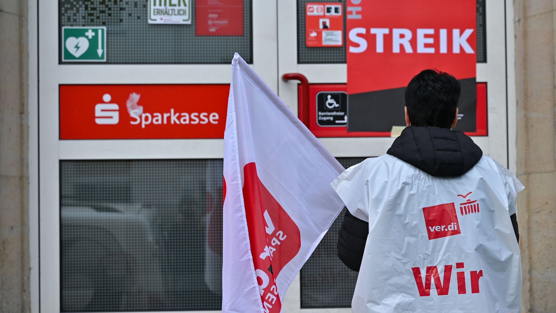 Streikpotsten vor der Tür der Sparkasse Märkisch-Oderland in Strausberg.