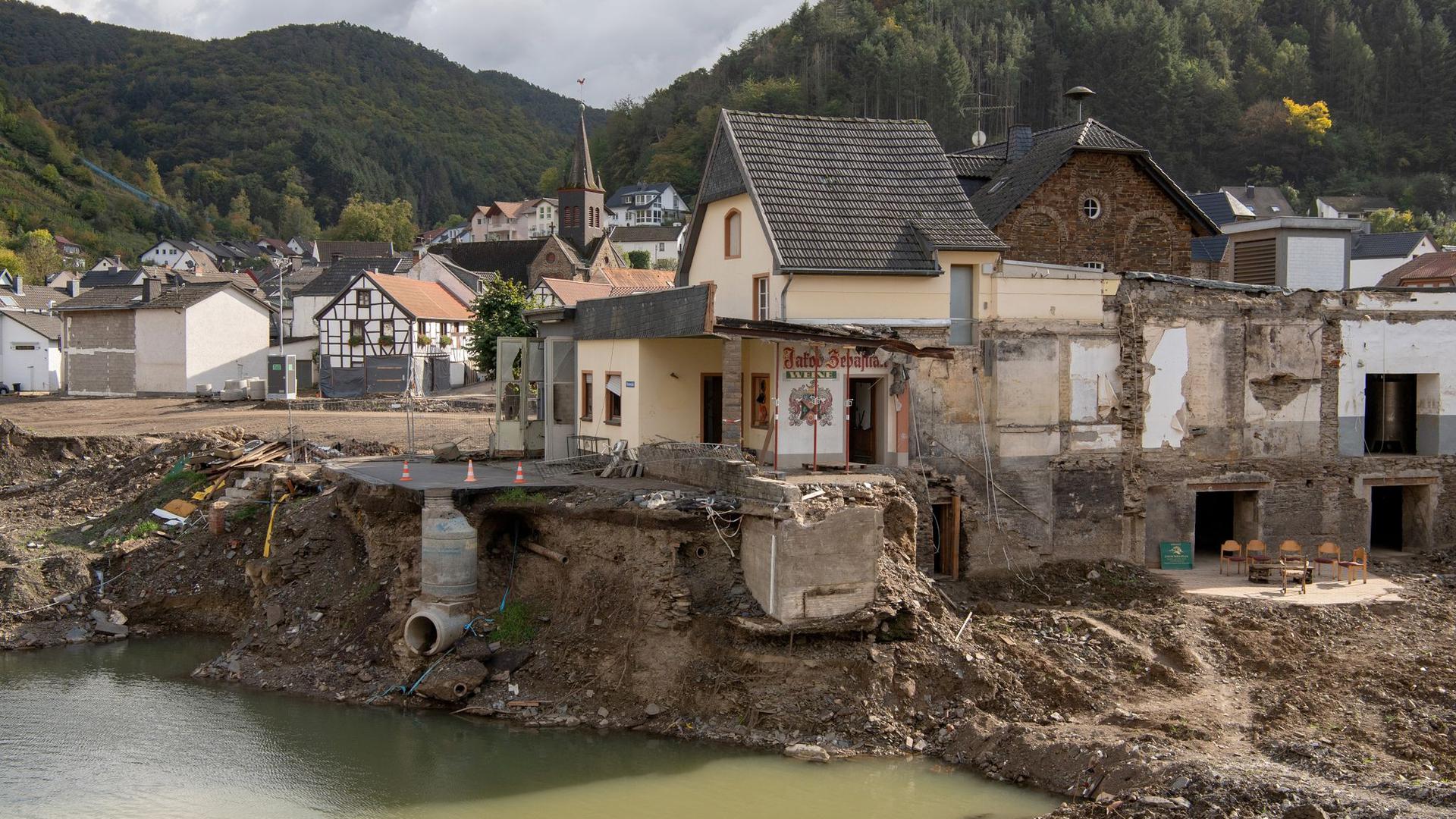 Weitgehend zerstört präsentiert sich der Ortskern von Rech im Ahrtal drei Monate nach der Flutkatastrophe vom Juli.
