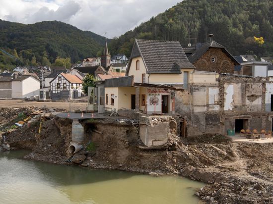 Weitgehend zerstört präsentiert sich der Ortskern von Rech im Ahrtal drei Monate nach der Flutkatastrophe vom Juli.