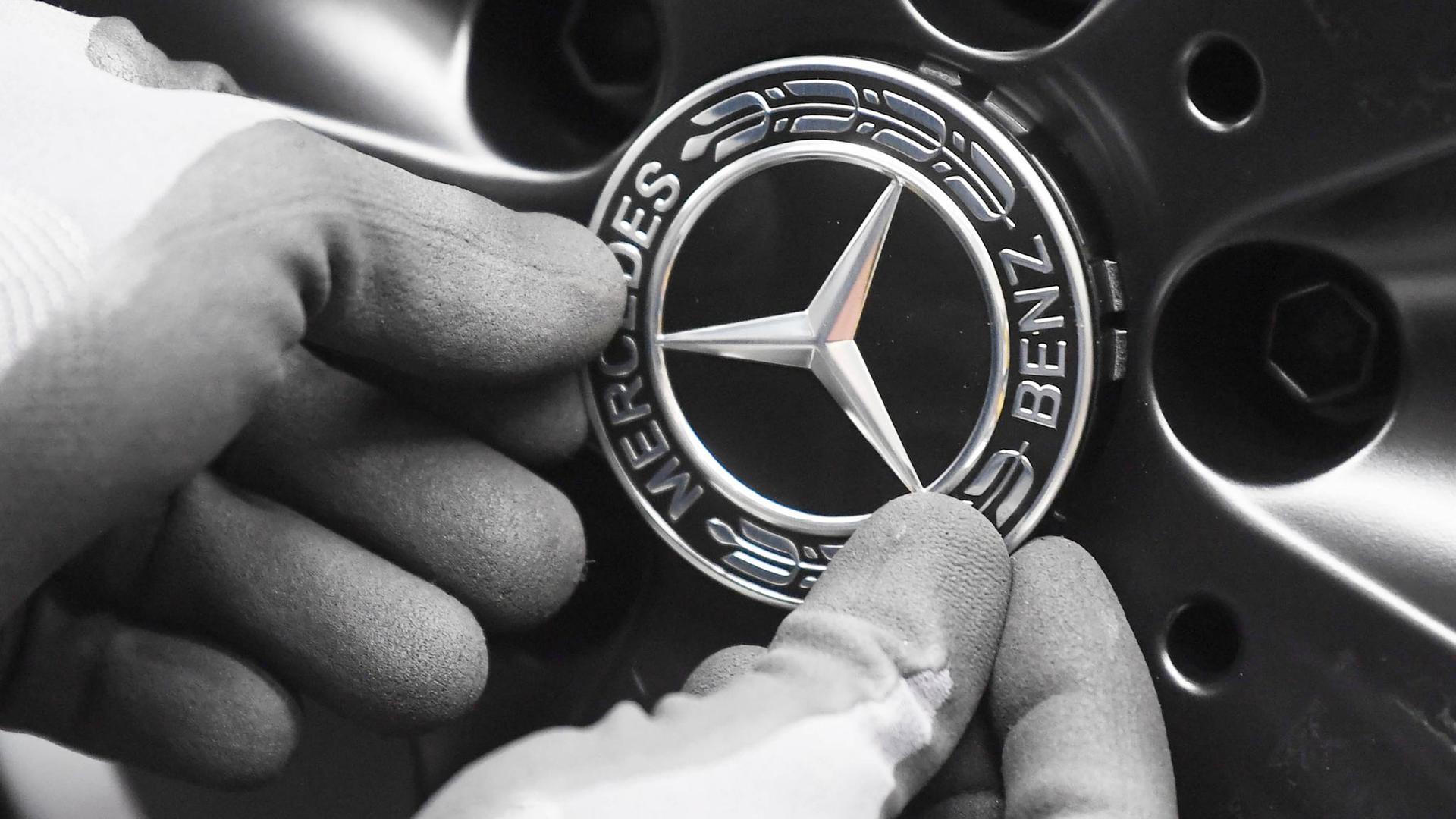 Daimler führt im Rastatter Mercedes-Benz-Werk wegen des Mangels an elektronischen Bauteilen Kurzarbeit ein.
