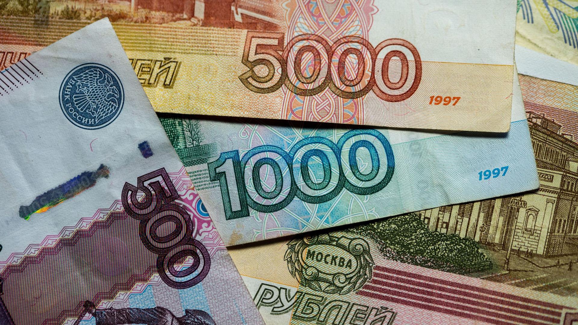 Der russische Rubel profitierte von der Entscheidung. Er legte zu Euro und US-Dollar deutlich zu.