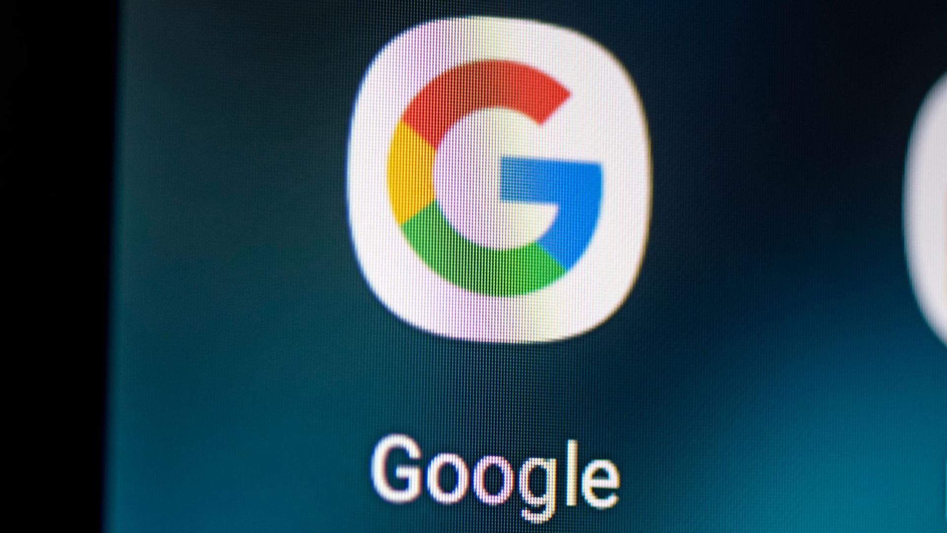 Auf dem Bildschirm eines Smartphones sieht man das Logo der Google-App.