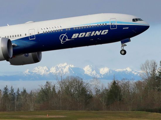 Ein Flugzeug vom Typ Boeing 777X startet im US-Bundesstaat Washington zu seinem ersten Flug.