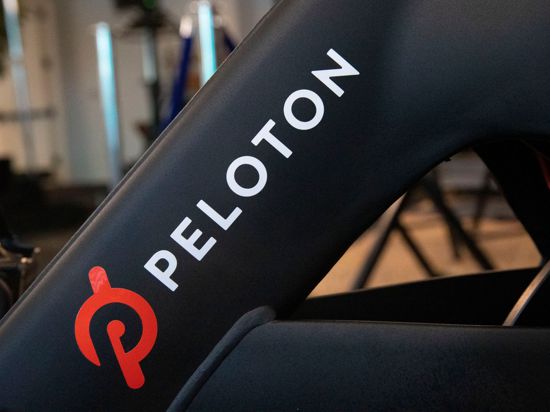 Das Peloton-Logo ziert den Rahmen eines stationären Fahrrads.