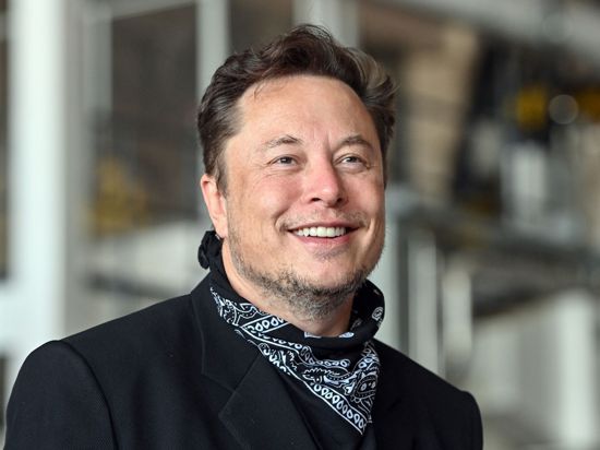 Elon Musk, Tesla-Chef, steht bei einem Pressetermin in der Gießerei der Tesla Gigafactory in Brandenburg. (Archivbild)
