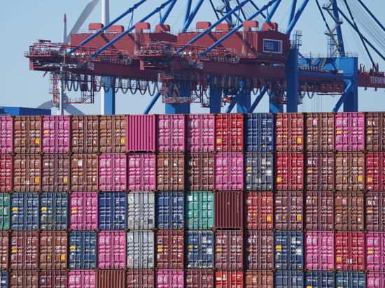 Container im Hamburger Hafen. Der weltweite Teilemangel dämpft das Auslandsgeschäft der deutschen Industrie.