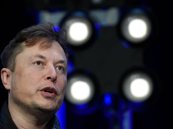 Der Vorstandsvorsitzende von Tesla und SpaceX, Elon Musk, spricht auf einer Konferenz. (Archivbild)