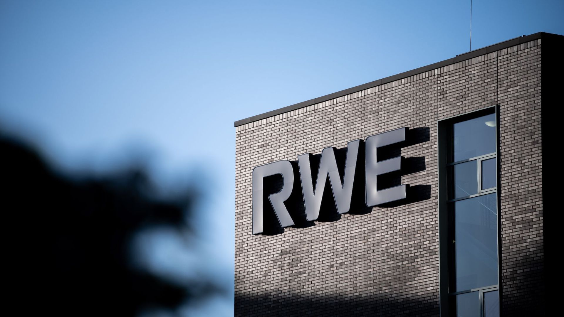 Der Konzern RWE will bis 2030 insgesamt 50 Milliarden Euro in sein Kerngeschäft investieren.